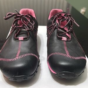 Foot-joy Women’s Gold Shoes Breast Cancer Edition.